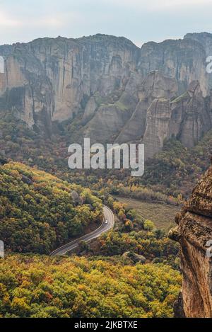 Die Straße in Meteora, Griechenland Kalambaka. Farbenfrohe Herbstlandschaft. Stockfoto