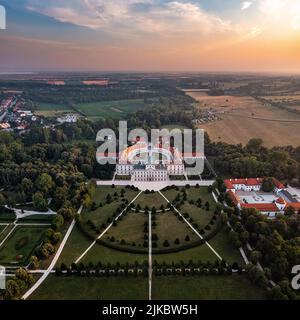 Fertod, Ungarn - Luftpanorama auf das schöne Schloss Esterhazy (Esterhazy-kastely) und den Garten in Fertod, in der Nähe von Sopron an einem sonnigen Sommermorgen Stockfoto