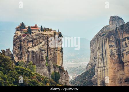 Blick auf das Kloster der Heiligen Dreifaltigkeit in Meteora, Griechenland Stockfoto