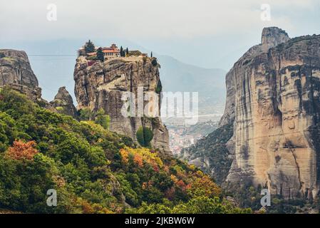 Blick auf das Kloster der Heiligen Dreifaltigkeit in Meteora, Griechenland Stockfoto