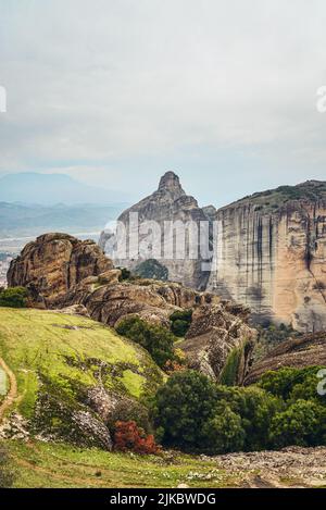 Die Meteora Felsen, Griechenland Kalambaka. Farbenfrohe Herbstlandschaft. Stockfoto