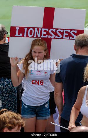 Trafalgar Square, London, Großbritannien. 1.. August 2022. 7.000 Fußballfans versammeln sich auf dem Trafalgar Square zu einer Fanparty mit Englands Lionesses, um gestern im Wembley-Stadion ihren historischen Sieg über Deutschland im Jahr 2-1 beim UEFA Womens Euro Final zu feiern. Amanda Rose/Alamy Live News Stockfoto