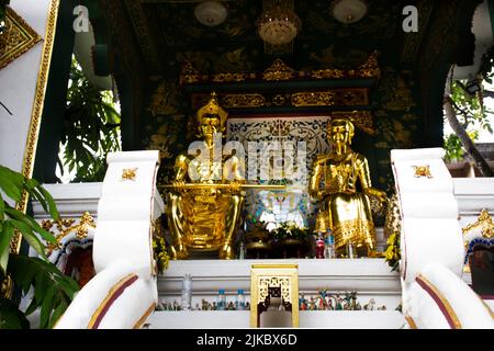 Alte Statue des Königs von Lanna von Mangrai oder antikes Denkmal des Königs von Ngoenyang von Mengrai für thailänder Reisende reisen zu Besuch und respektieren das Beten Stockfoto