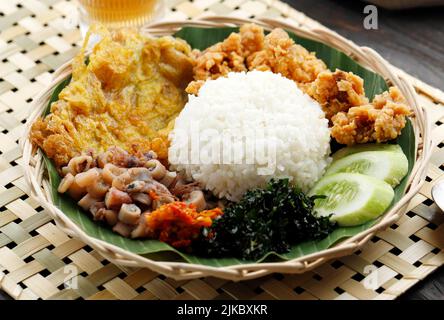 Nasi Campur Bali. Beliebte balinesische Street Food-Reisgerichte mit verschiedenen Beilagen. Ausgewählter Fokus Stockfoto