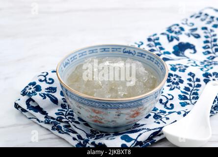 Vogelnistsuppe, asiatische Küche für gesunden Körper, reich an Kollagen. Kopieren Sie in der weißen Tabelle Platz für Text Stockfoto