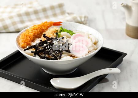 Japanische Udon-Nudeln mit Shrimp Tempura, Nori Laver und Gemüse Stockfoto