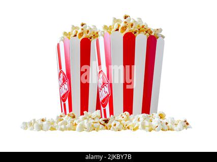 Zwei papiergestreifte Becher Popcorn isoliert auf weißem Hintergrund. Viel frisches Popcorn für die Filmzeit. Stockfoto