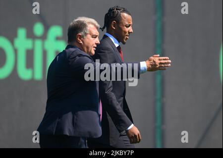 Ciutat Esportiva Joan Gamper, Spanien. 01. August 2022. Neuzugang Jules Kounde während seiner Vorstellung als neuer Spieler des FC Barcelona bei Ciutat Esportiva Joan Gamper in Barcelona, Spanien. Bild: DAX Images/Alamy Live News Stockfoto