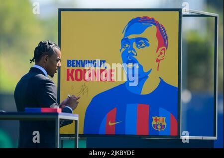 Ciutat Esportiva Joan Gamper, Spanien. 01. August 2022. Neuzugang Jules Kounde während seiner Vorstellung als neuer Spieler des FC Barcelona bei Ciutat Esportiva Joan Gamper in Barcelona, Spanien. Bild: DAX Images/Alamy Live News Stockfoto