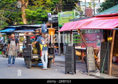 Jakarta. 1. August 2022. Am 1. August 2022 haben kleine Händler in Jakarta, Indonesien, an einer Straße provisorische Stände aufgestellt. Indonesiens Inflation erreichte im Juli 4,94 Prozent, die höchste seit sieben Jahren und übertraf das Zielspektrum der Zentralbank, sagte die Statistics Indonesia (BPS) am Montag. Quelle: Xu Qin/Xinhua/Alamy Live News Stockfoto