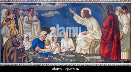 ZÜRICH, SCHWEIZ - 1. JULI 2022: Das Fresko Jesu bei der Predigt auf der Pfarrkirche Liebfrauen von Fritz Kunz (1906). Stockfoto