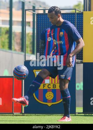 Ciutat Esportiva Joan Gamper, Spanien. 01. August 2022. Neuzugang Jules Kounde während seiner Vorstellung als neuer Spieler des FC Barcelona bei Ciutat Esportiva Joan Gamper in Barcelona, Spanien. Bild: DAX Images/Alamy Live News Stockfoto