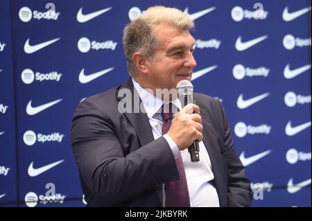 Ciutat Esportiva Joan Gamper, Spanien. 01. August 2022. Neuzugang Jules Kounde während seiner Vorstellung als neuer Spieler des FC Barcelona bei Ciutat Esportiva Joan Gamper in Barcelona, Spanien. Bild: DAX Images/Alamy Live News Stockfoto