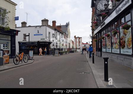 In der Castle Street, der Hauptstraße von Dalkey, Leinster, Irland, können Sie Menschen stöbern, einkaufen und essen. Juli 2022 Stockfoto