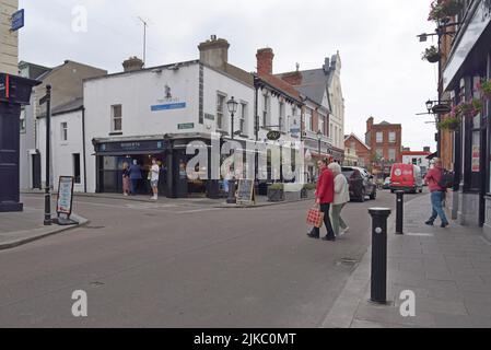 In der Castle Street, der Hauptstraße von Dalkey, Leinster, Irland, können Sie Menschen stöbern, einkaufen und essen. Juli 2022 Stockfoto