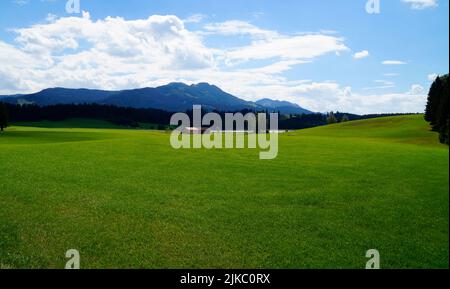 Wanderweg mit Blick auf den malerischen Attlesee in den bayerischen Alpen, Nesselwang, Allgäu oder Allgau, Deutschland Stockfoto