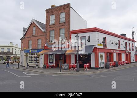 In der Castle Street, der Hauptstraße von Dalkey, Leinster, Irland, können Sie Menschen stöbern, einkaufen und essen. Juli 2022 Stockfoto