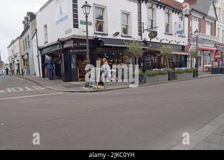 In der Castle Street, der Hauptstraße von Dalkey, Leinster, Irland, können Sie Menschen stöbern, einkaufen und essen. Juli 2022 Stockfoto