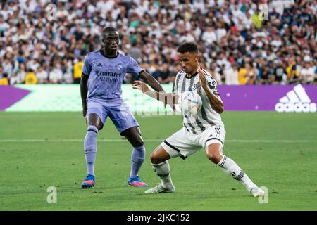 Juventus-Verteidiger Danilo (2) kontrolliert einen Pass während eines Spiels der Fußball-Champions-Tour Real Madrid-Verteidiger Ferland Mendy (23), Samstag, 30. Juli 2022, AT Stockfoto