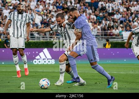 Real Madrid Stürmer Karim Benzema (9) kämpft während eines Fußballweltmeisterturnspiels gegen den Juventus-Verteidiger Leonardo Bonucci (19) um den Besitz Stockfoto