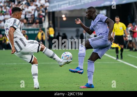 Juventus-Verteidiger Danilo (2) gewinnt während eines Spiels der Fußball-Champions-Tour am Samstag, den 30. Juli, den Besitz gegen Real Madrid-Verteidiger Ferland Mendy (23) Stockfoto