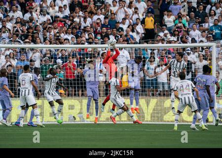 Real Madrid Torhüter Thibaut Courtois (1) sichert sich einen Eckstoß während eines Spiels der Soccer Champions Tour gegen den Juventus, Samstag, 30. Juli 2022, Stockfoto