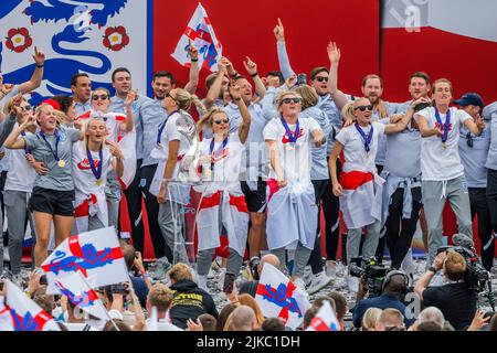 London, Großbritannien. 1. August 2022. England feiert nach dem Gewinn des UEFA Women's EURO 2022 Finales. Die Veranstaltung auf dem Trafalgar Square wurde von der FA, dem Bürgermeister von London Sadiq Khan und den Turnierveranstaltern organisiert. Sie bot bis zu 7.000 Unterstützern freien Zugang. Kredit: Guy Bell/Alamy Live Nachrichten Stockfoto