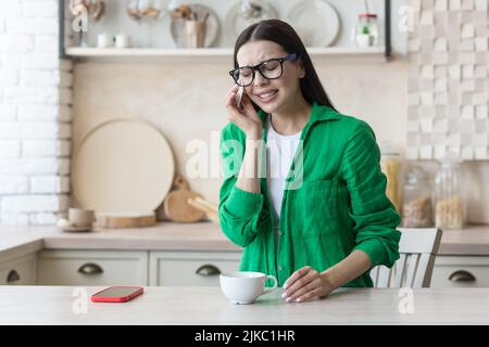 Frau, Die Unter Depression Leidet, Sitzt Und Weint Stockfoto