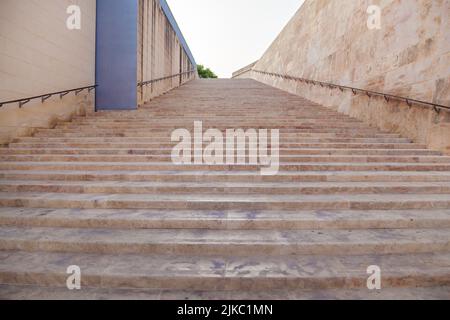 Moderne breite Steintreppe nach oben Stockfoto