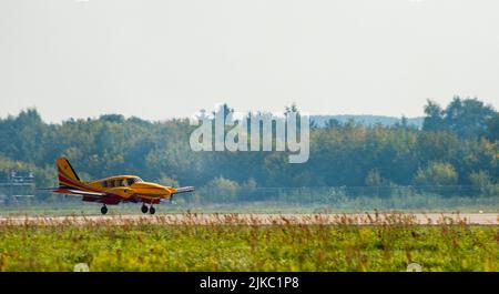 30. August 2019, Region Moskau, Russland. Piper PA-23 leichtes zweimotorige Flugzeug der Kunstfluggruppe 'First Flight' auf der Start- und Landebahn des Flugplatzes. Stockfoto