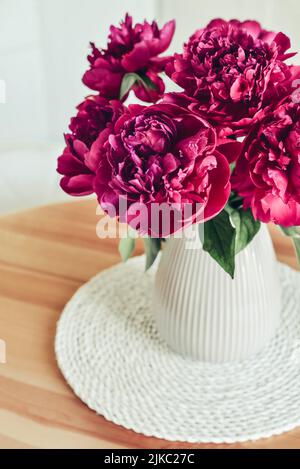 Bouquet von lila Pfingstrosen Blumen im Inneren der Küche Nahaufnahme Stockfoto