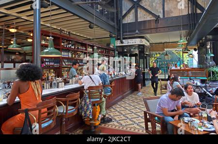 Interieur des Dishoom Indian Restaurant - Essbereich, Kings Cross, Coal Drops Yard, London, England, UK Stockfoto