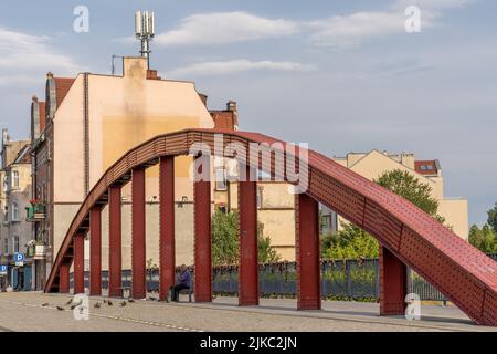 Die wunderschöne rote Jordan-Brücke mit einer Taubenschar auf der Tumski-Insel in Poznan, Polen Stockfoto