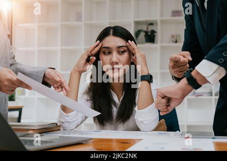 Junge Geschäftsfrau unglücklich und Kopfschmerzen mit übermäßiger Arbeit Stockfoto