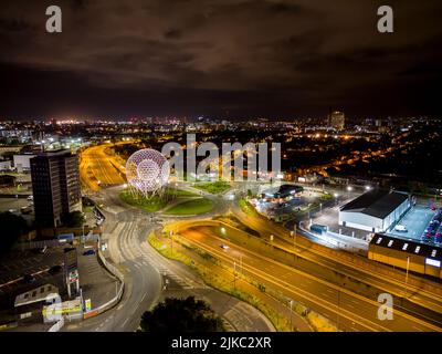 RISE ist der offizielle Name der öffentlichen Kunstskulptur am Broadway-Kreisverkehr in Belfast, Nordirland. Stockfoto