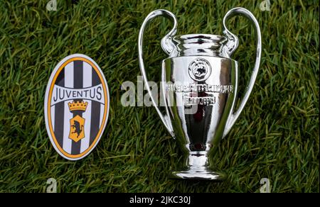 21. April 2021, Moskau, Russland. Das Emblem des Fußballvereins Juventus F.C. und des UEFA Champions League Cups auf dem grünen Rasen des Stadions. Stockfoto