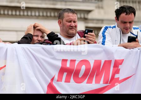 Trafalgar Square, London, Großbritannien. 1. August 2022. Die Lionesses und ihre Fans feiern den Gewinn der UEFA Women's EURO England 2022. Kredit: Matthew Chattle/Alamy Live Nachrichten Stockfoto