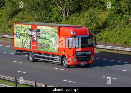 YORKSHIRE TEE 2020 orange 6700cc Diesel, DAF CF; in Bewegung, gefahren werden, in Bewegung, Anfahrt auf der Autobahn M6, Großbritannien Stockfoto