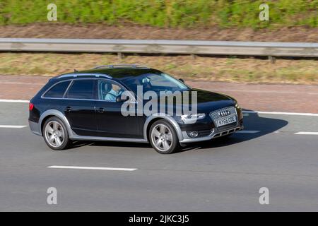 2016 schwarz AUDI A4 Allroad Sport Nav TDI Quattro S-A, 1968 ccm 7-Gang-Auto-Stopp, Diesel Estate; fahrend, fahrend, in Bewegung, fahren Sie auf der Autobahn M6, Großbritannien Stockfoto