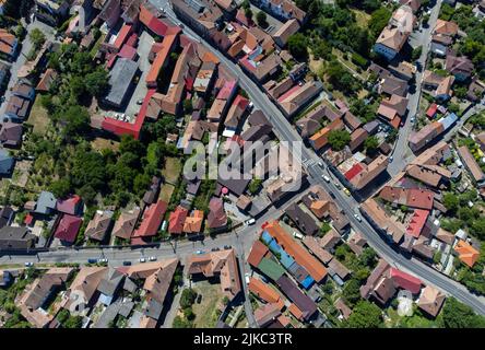 Eine Luftaufnahme von einigen Straßen und Häusern in einer ländlichen Gegend, rumänien, Draufsicht Stockfoto
