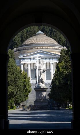 Blick auf die Statue des Glaubens und das Pantheon auf dem monumentalen Friedhof von Genua, Italien. Stockfoto