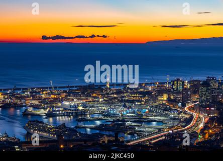 GENUA (GENUA), ITALIEN, 10. JANUAR 2022 - Luftaufnahme der Stadt Genua (Genua) in der Abenddämmerung, Italien. Stockfoto