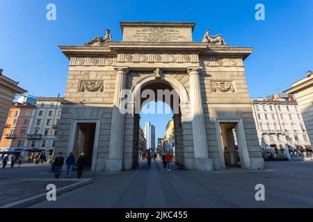 MAILAND, ITALIEN, 5. MÄRZ 2022 - Blick auf das Garibaldi-Tor (Porta Garibaldi) im Zentrum von Mailand, Italien. Stockfoto