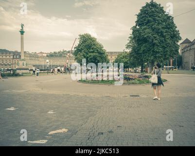 Stuttgart,Deutschland,Juli 20,2022:Schlossplatz aufgrund des berühmten Neuen Schlosses ist dies ein beliebtes Ziel für Touristen. Stockfoto