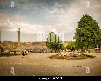 Stuttgart,Deutschland,Juli 20,2022:Schlossplatz aufgrund des berühmten Neuen Schlosses ist dies ein beliebtes Ziel für Touristen. Stockfoto