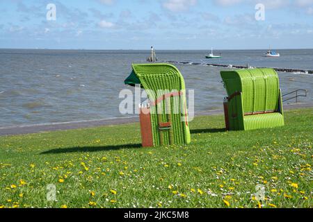 Panoramabild der Landschaft entlang der Deiche von Pellworm mit Liegestühlen, Nordfriesland, Deutschland Stockfoto