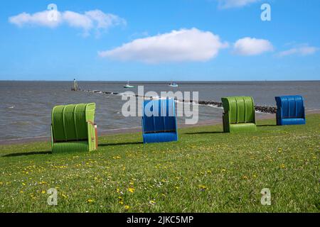 Panoramabild der Landschaft entlang der Deiche von Pellworm mit Liegestühlen, Nordfriesland, Deutschland Stockfoto