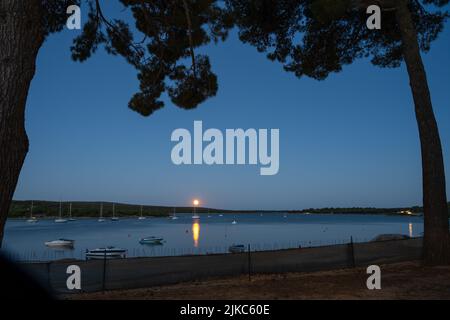 Mondaufgang über der Insel Losinj und der Adria, Kroatien. Das Bild wurde aus dem Dorf Osor aufgenommen Stockfoto