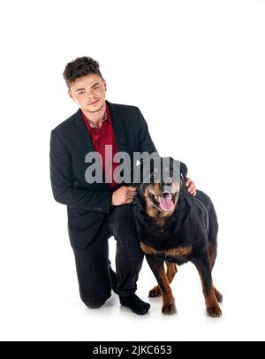 Reinrassiger alter Rottweiler vierzehn Jahre und sein Besitzer vor weißem Hintergrund Stockfoto