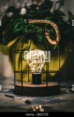 Eine vertikale Aufnahme einer glühenden Tischlampenkugel Stockfoto